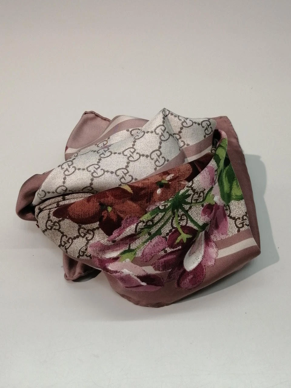 Gucci 409677 Foulard en soie motif floral Gg femme
