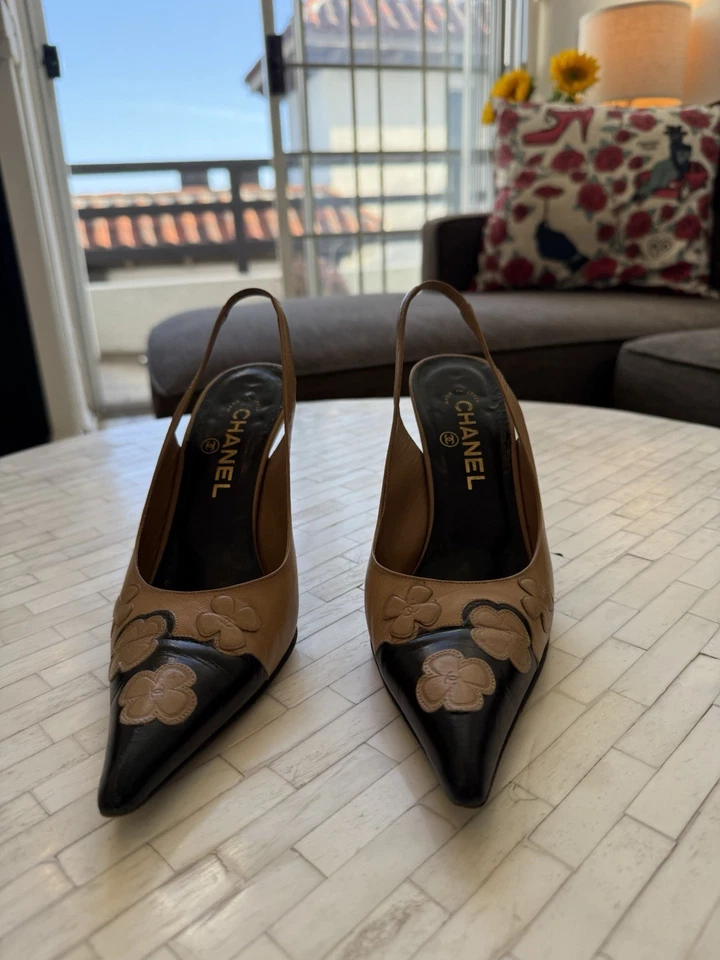 Tacones de gatito Chanel vintage beige camelia con honda trasera - talla 38 Foto 2 de 4