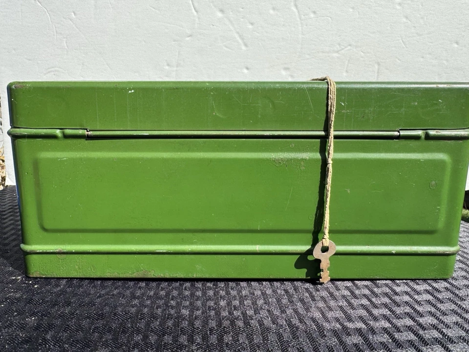 Caja de herramientas vintage de aparejos de pesca Climax Metal Products verde Art Deco cerradura y llave Foto 3 de 4