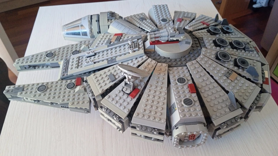 LEGO Star Wars 7965 Millennium Falcon, foto 2 de 5