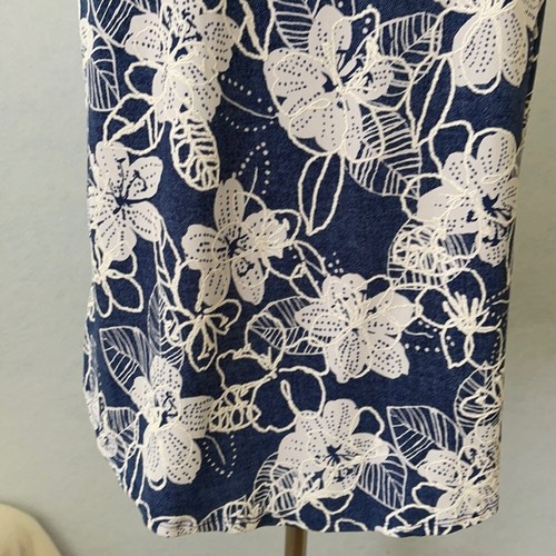 SJS Blue & White Floral Keyhole Tank Top, Size Large - Picture 8 of 12