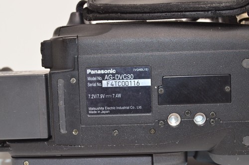 NEAR MINT Panasonic AG-DVC30 3CCD Mini DV Professional Camcorder w/ AG-MYA30G - Picture 12 of 19