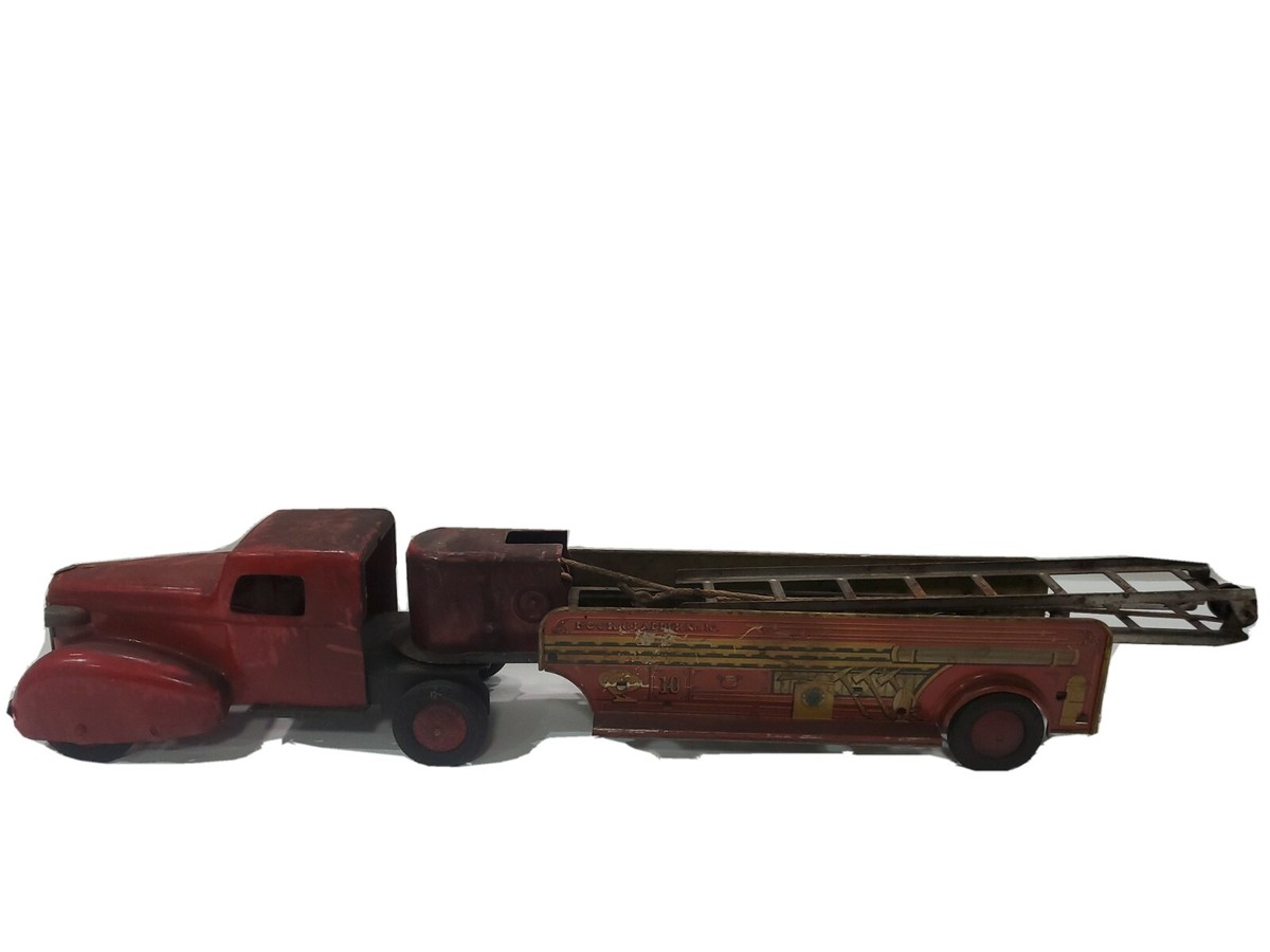 WYANDOTTE TOYS ハイウェイ・フレイトトラック　ブリキ　ヴィンテージ Vintage Wyandotte Fire Truck 2 Piece Hook & Ladder No. 10
