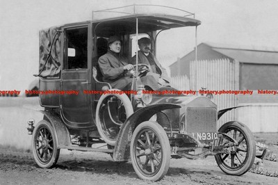 F005322 England Zwei Männer sitzen in der Themse Auto Taxi