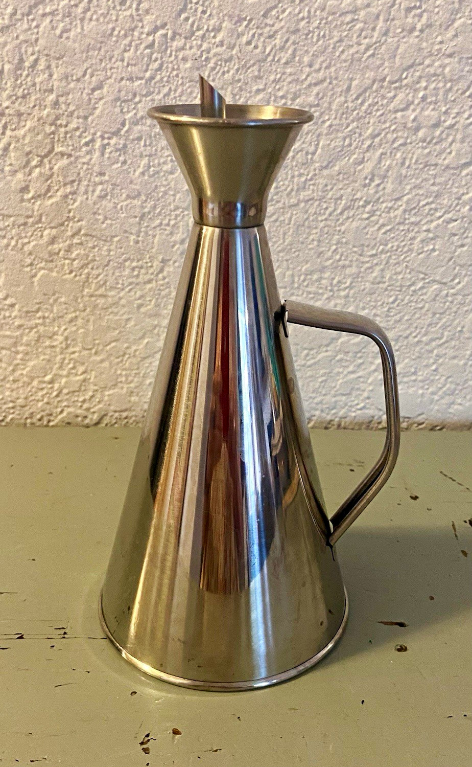 Olive Oil Stainless Steel vessel with a no-drip dispenser 1/2 liter capacity