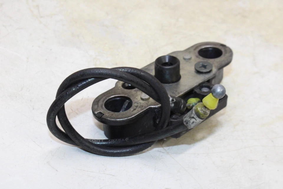 Suzuki Hayabusa GSX1300R 2006 OEM ASIENTO DEL CONDUCTOR PESTILLO MONTAJE Foto 3 de 4