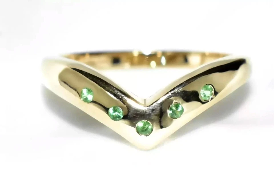 9ct Gold Wishbone Wedding Ring (2.40g) set with Natural Tsavorite Green Garnets - Image 2 of 4