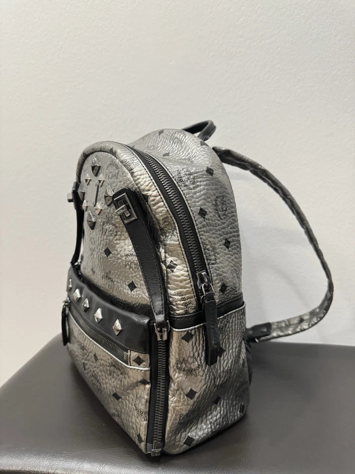 Mochila MCM Metallic Visetos Tachonada Pequeña Doble Stark Plateada Foto 3 de 4