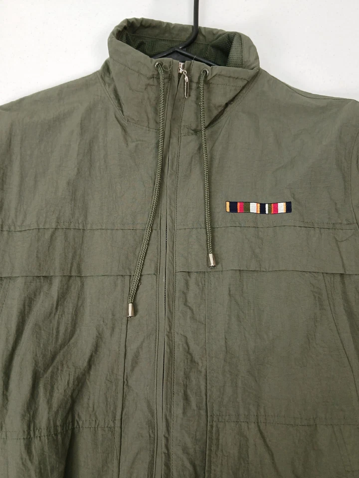 Chaqueta cortavientos estilo militar verde oliva talla mediana barra de cinta Foto 3 de 4