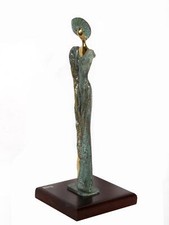 Giuliano Ottaviani, Donna in abito con scialle, scultura in bronzo, firma iscritti