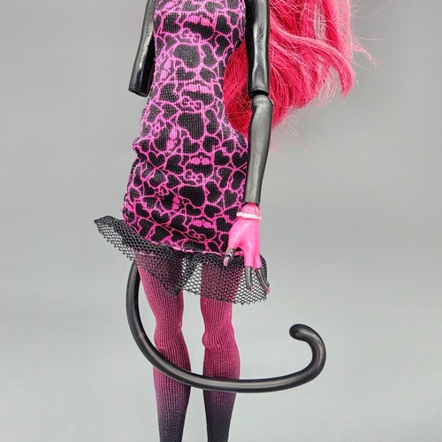 Monster High Doll Catty Noir Pink Hair Black Skin Tail Pink Dress 28cm As Is - Foto 3 di 6