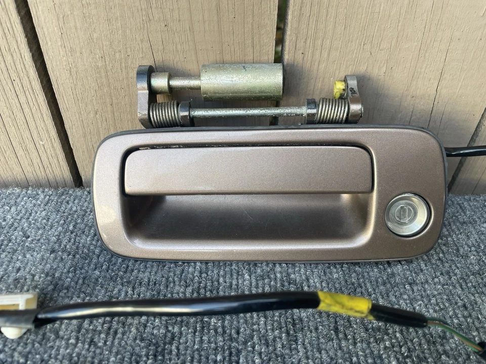 1998-2000 Lexus LS400 Front Left Driver Side Exterior Door Handle Color Code 4P1 - Image 2 of 4