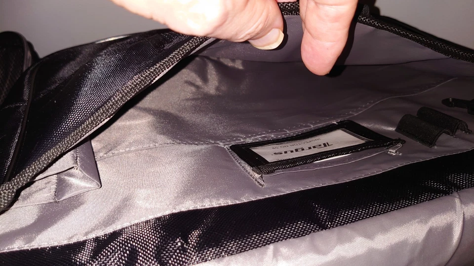 Targus laptop case, 17 in laptops, with shoulder strap, in excellent condition - Image 4 of 4