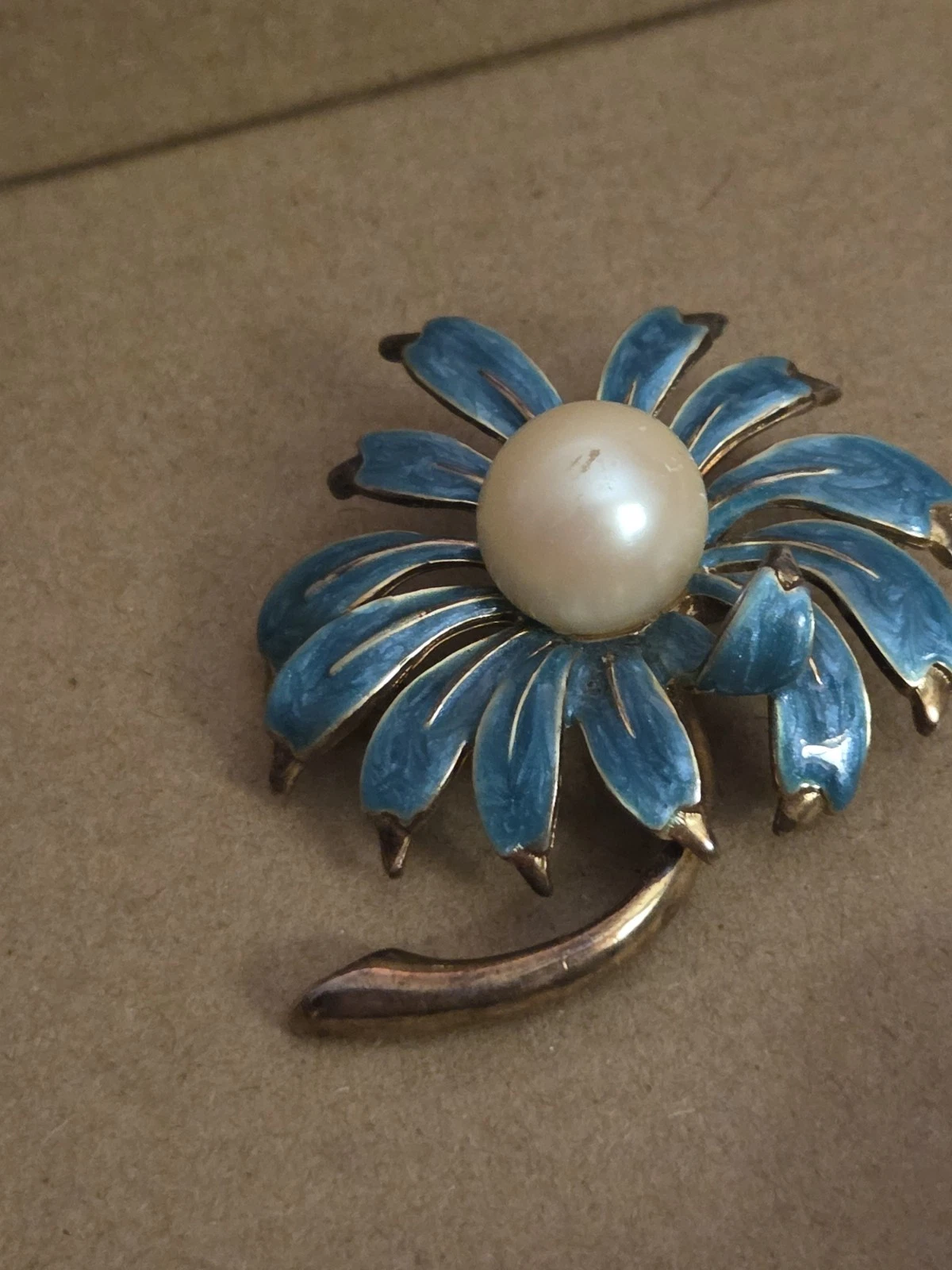 Vintage Blue Enamel Flower Brooch Pin Imitation Pearl Center Gold White Fashion