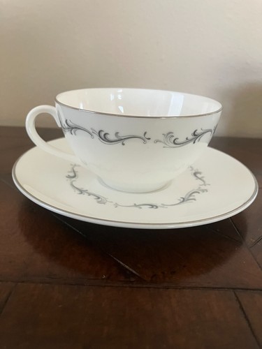 Royal Doulton CORONET English Bone China 4 Coffee Cups and Saucers (HOW-35A) - Picture 8 of 8