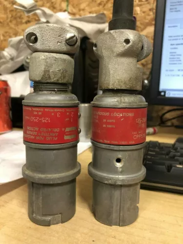 Crouse Hinds / Eaton CPP516 Circuit Breaking Plug QTY 2
