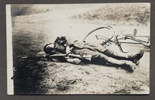 CARTE PHOTO GUERRE 14 18 Militaire Soldat MORT Fusil Vélo Route Uniforme