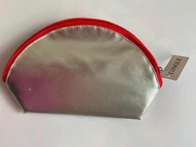 Clinique**Kosmetiktasche**silber/ roter Reißverschluss**23,5 x 15 x 10 cm**Neu**