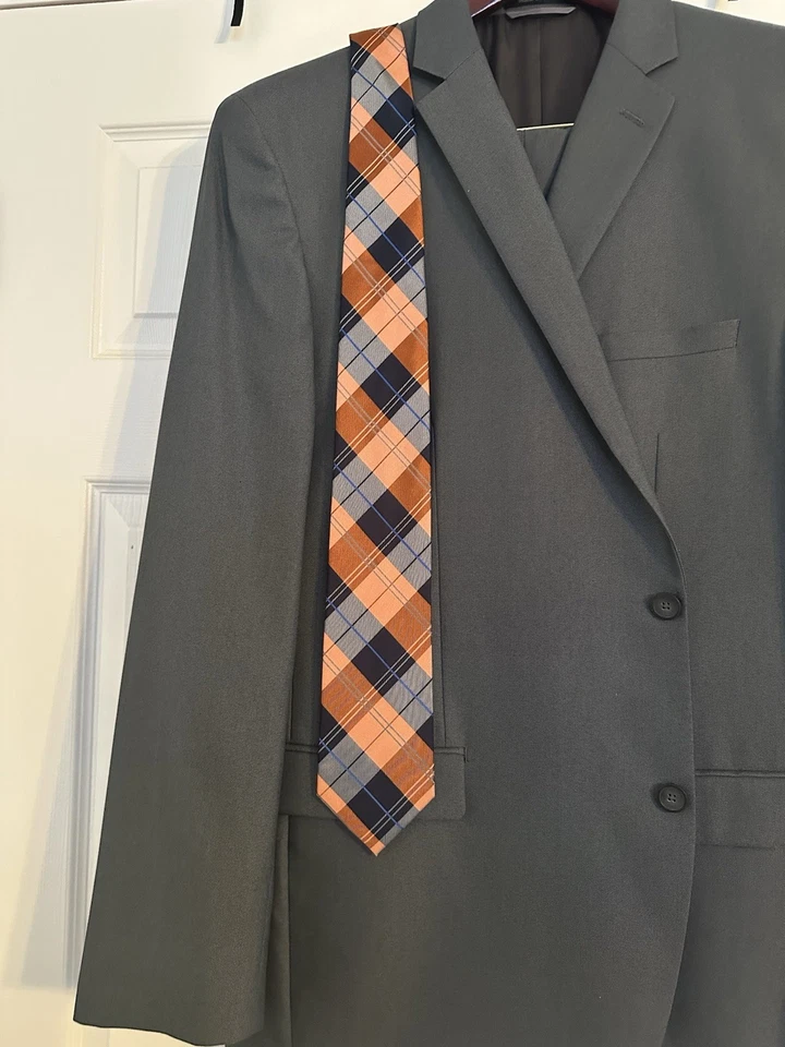 Traje Andrew Marc para hombre con corbata Tommy Hilfiger a juego, gris carbón, talla 48L Foto 2 de 4