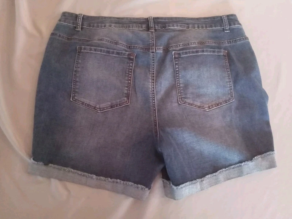 Falls Creek Mujer Talla 22 Reg. Pantalones cortos de mezclilla con puños y entrepierna de 5" lavado mediano Foto 2 de 4