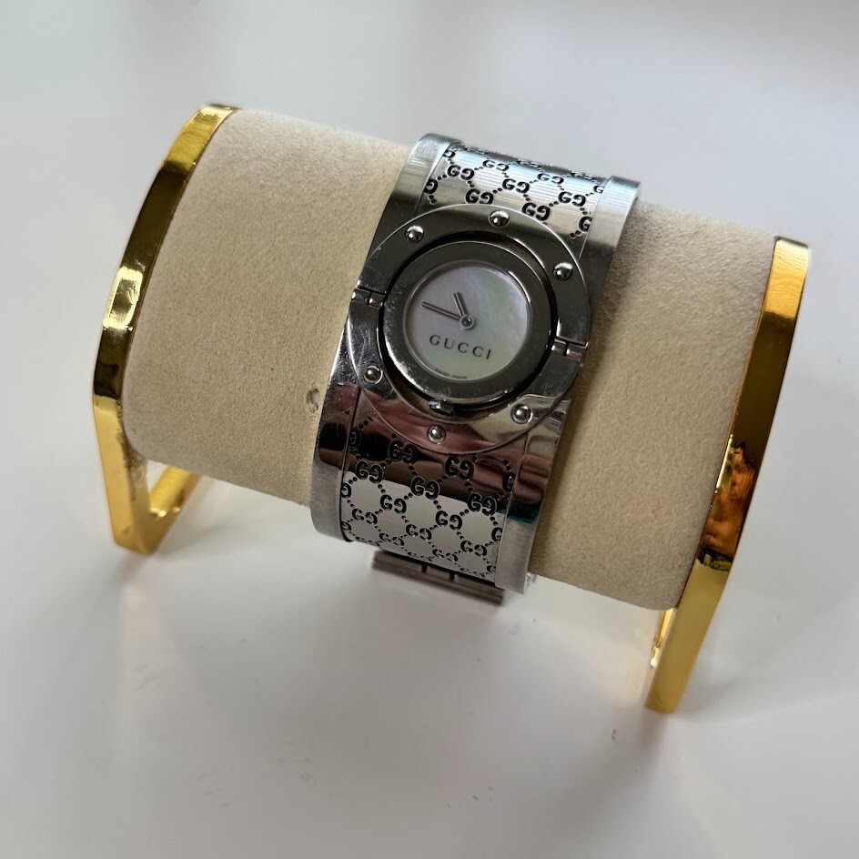 Gucci Wide Twirl Watch Bangle Silver Emboss Logo Swiss Made Mother Of Pearl 90s GUCCI Twirl Mother of Pearl Cuff Bangle Quartz Ladies Watch  main image 3
