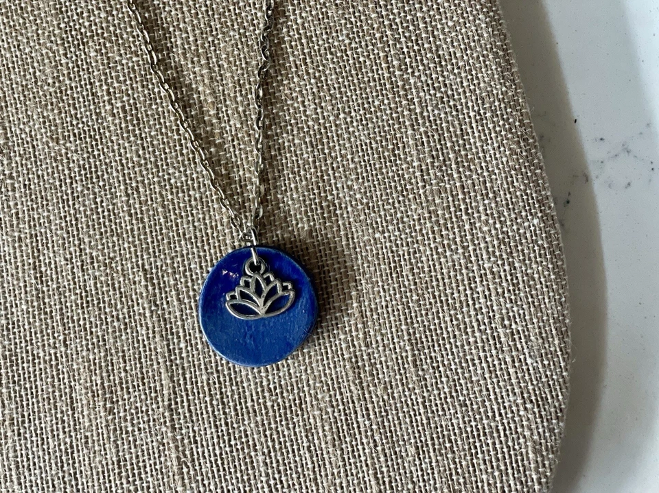 Colar Boho azul vitrificado cerâmica medalhão pingente flor de lótus tom prata 24"" - Imagem 4 de 4