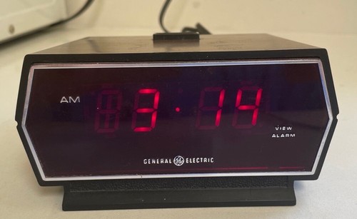 VTG Nice Woodgrain Digital Alarm Clock GE Model 8143-5 Functions Working Great