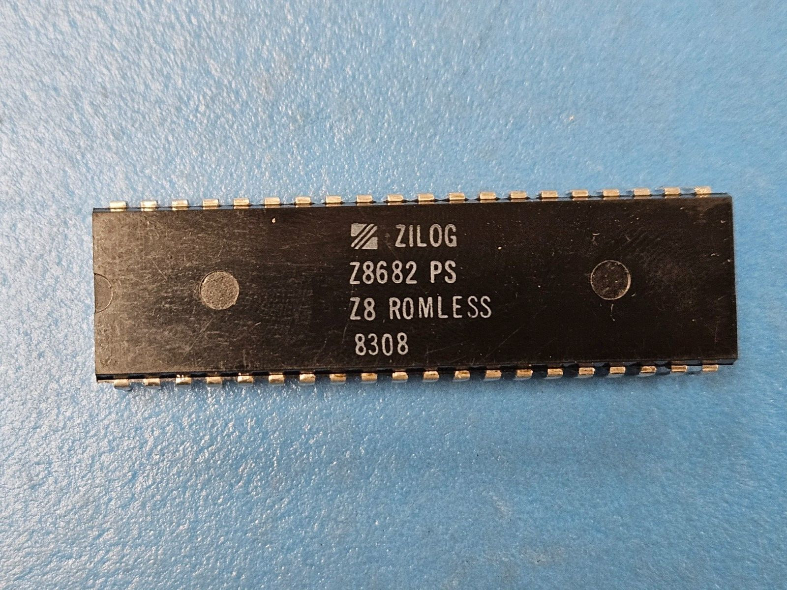 (1 PC) Z8682PS ZILOG Microcontroller, ROMless, 8-Bit, Z8 CPU, 8MHz, MOS, PDIP40