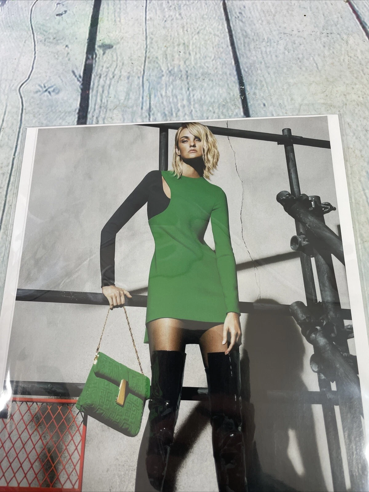 Abito body Versace 2015 sexy donna gambe stampa pubblicità poster promo arte rivista pagina