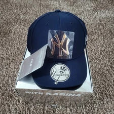 MLB Karina Exclusive Structured Ball Cap New York Yankees + Photo Card / 57, 59