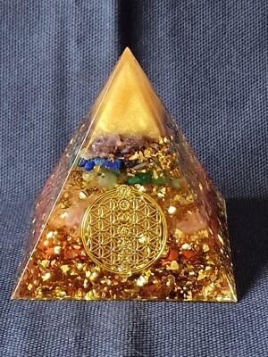 Orgonit Pyramide mit Gold/Edelsteinmix, Blume des Lebens, 7-Chakra-Pyramide