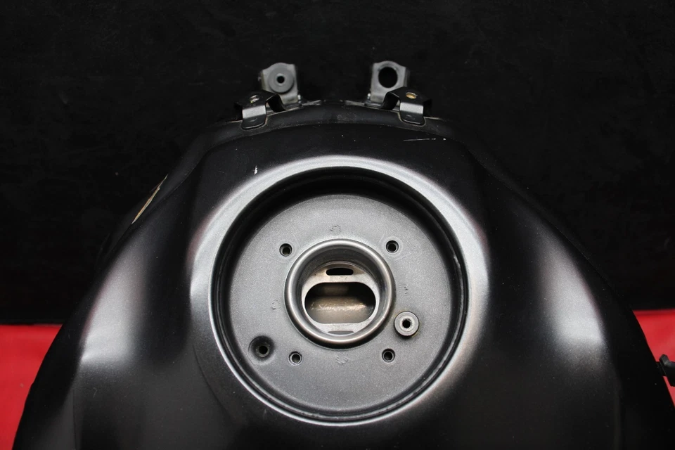 ZR900 油箱原始设备制造商损坏左侧 — 第 4/4 张图片