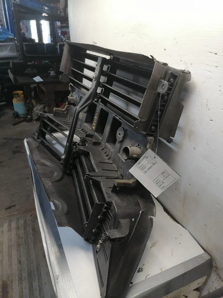 Obturador de aire activo con cubierta Lincoln MKC 2018 EJ7B-8475-AL Foto 3 de 4