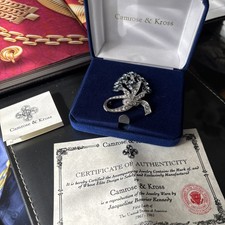 Broche de plata Jackie Kennedy vintage con flores azules JBK de Camrose Kross con CO
