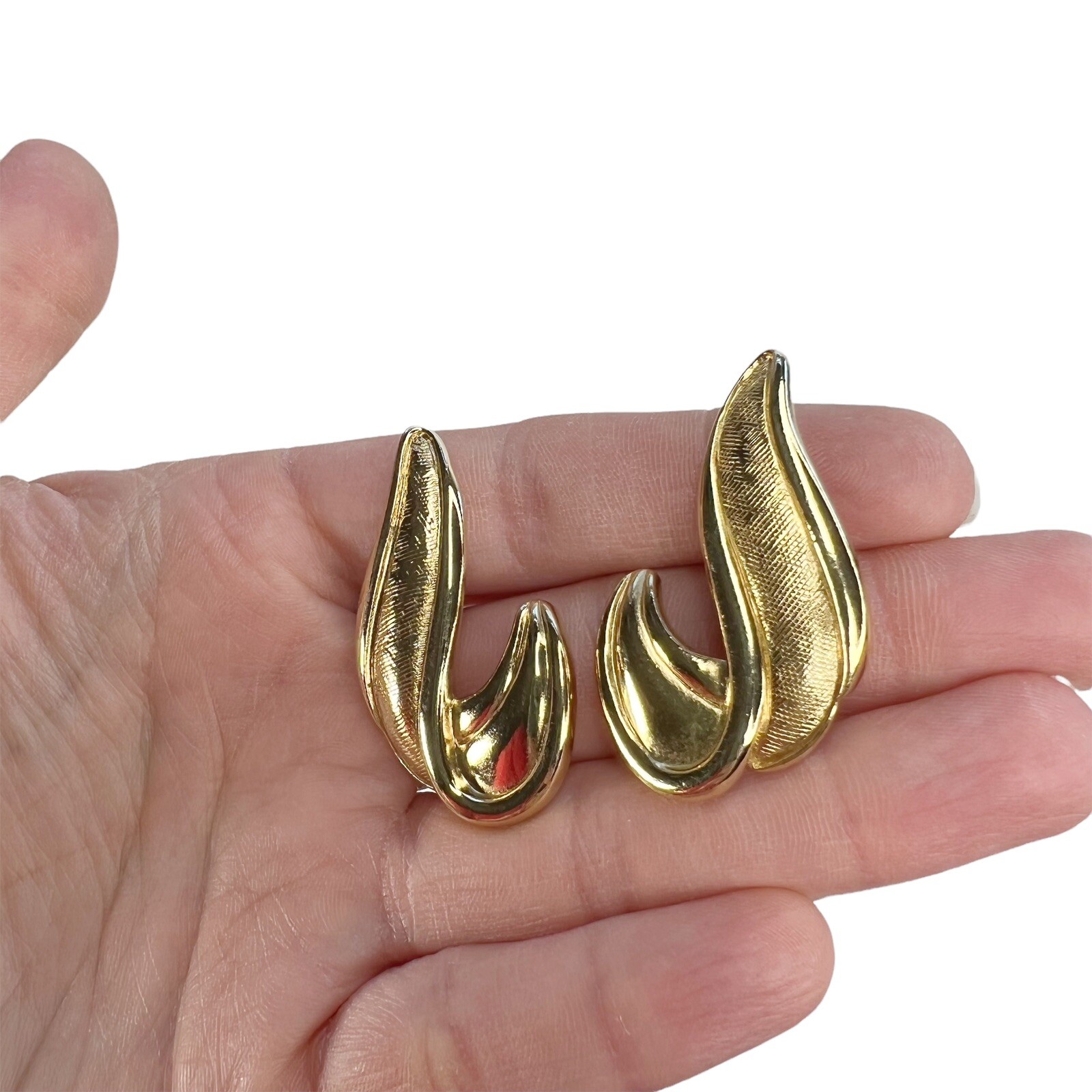 Vtg Avon Gold Tone Swirl Scroll Hatch Woven Textured Pierced Earrings 80s 90s