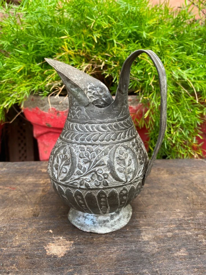 Antigua jarra de cobre forjada a mano floral del norte de la India de 1800 Foto 3 de 4