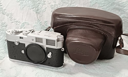 Leica M2 # 935608 body Leitz Wetzlar with case, fully working, NEAR MINT