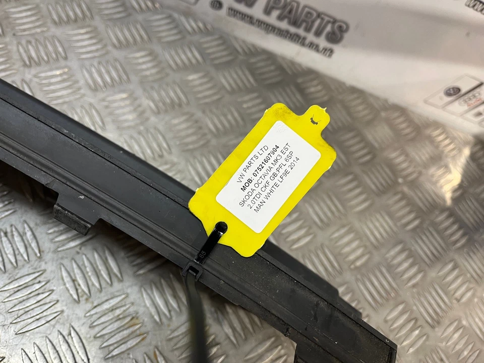 SKODA OCTAVIA MK3 EST CENTRAL LOWER FRONT BUMPER GRILL 5E0853677 2013-2016 - Image 4 of 4