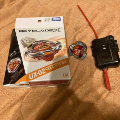 Takara Tomy Beyblade X UX-02 Starter Hell's Hammer 3-70H Dessus de Combat en métal