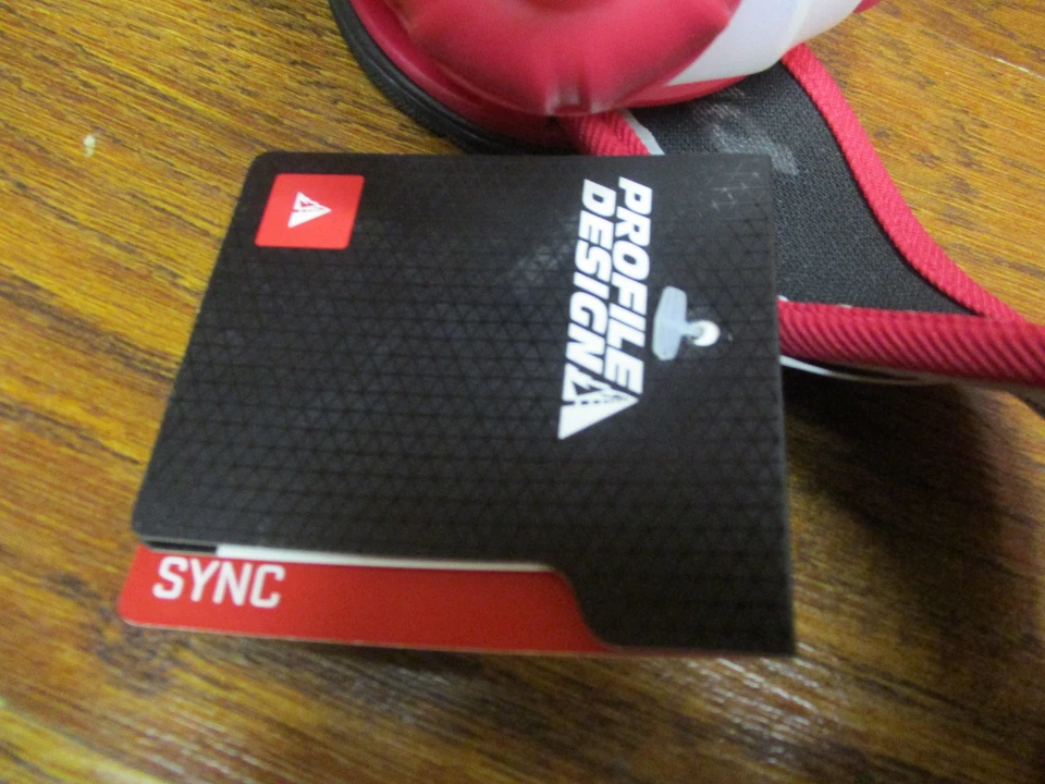 NEW PROFILE DESIGN SYNC HYDRATION SYSTEM BELT W/ 2 8oz BOTTLES - RED - LARGE - Image 2 of 4