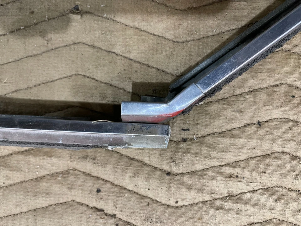 Dodge Charger 1969 techo soporte de tira climática carrocería B corona fotos de stock leer todo Foto 2 de 4