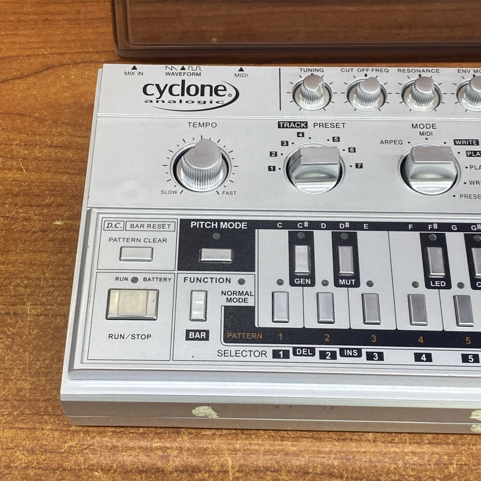 Cyclone Analogic TT-303 басовый бот V1 2014 - серебристый со шнуром питания - Изображение 2 из 4