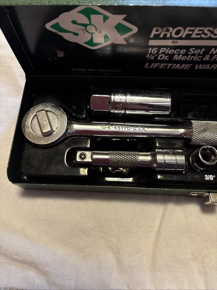 SK Tools USA 3/8" Drive 16pc 6pt Metric & Fractional Socket Set Metal Case 94516 - Image 3 of 4