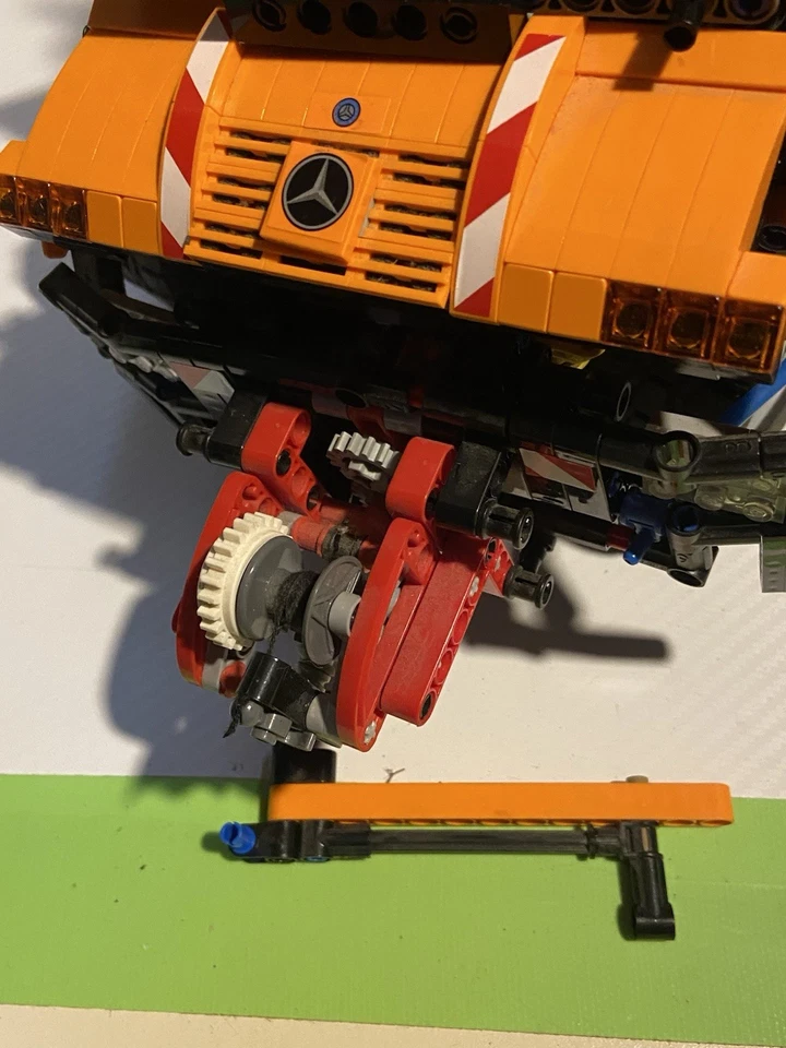 LEGO Technic 8110 Mercedes-Benz Unimog U400 - Bild 2 von 4