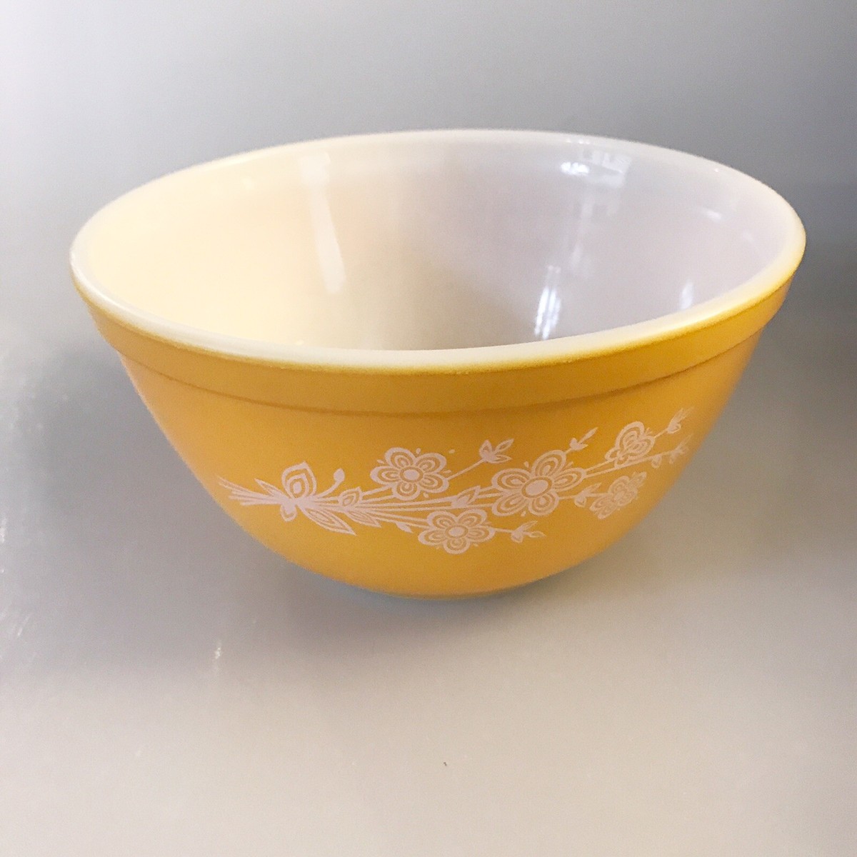 Pyrex BUTTERFLY GOLD MIXING BOWL Yellow QT