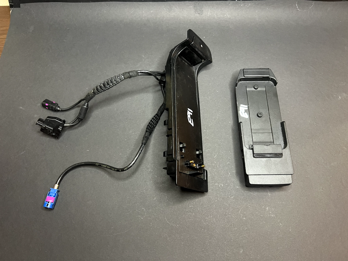 BMW OEM E81 E90 E84 E89 X1 Z4 Snap-in Adapter Basic IPHONE 4S