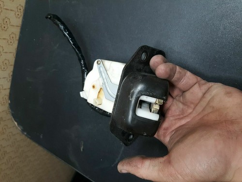 07 08 09 10 11 12 Nissan Versa Factory Lift Gate Tailgate Lock Latch Hatch OEM - Picture 2 of 2