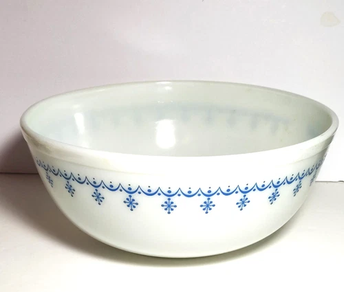 Vintage PYREX Snowflake Garland Blue & White #404  Nesting Mixing Bowl 4 Quart