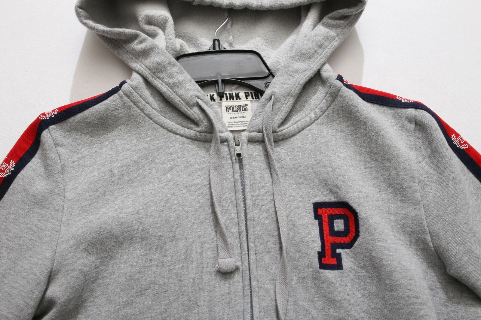 UNDERCOVER Felpa con cappuccio e zip grigia ROSA Victorias Secret usata in ottime condizioni taglia S rossa