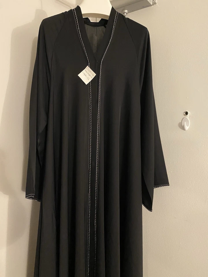 Elegante abaya traída de Dubai y abaya abierta frontal y dos piezas  Foto 2 de 4